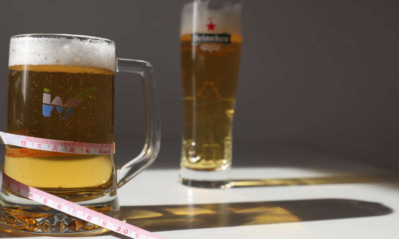 Bierglazen met inhoud en meetlint Bierglazen met inhoud en meetlint